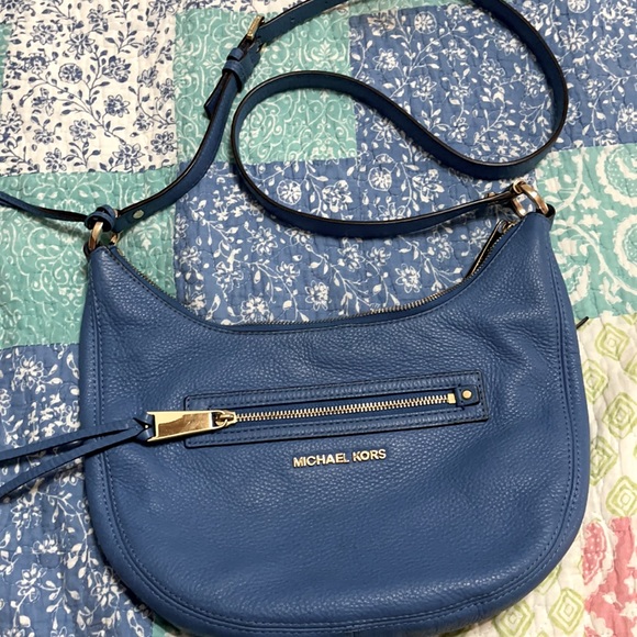 Micheal Kors cross body - Picture 1 of 9